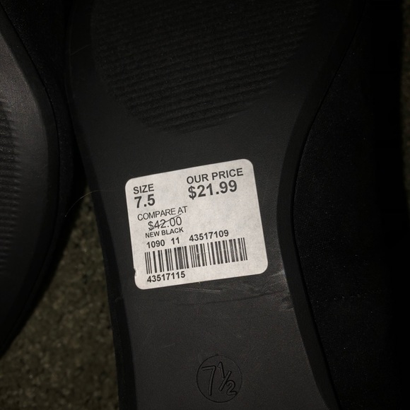 NWT faux velvet flats - Picture 4 of 4